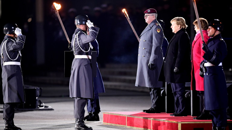 Меркел тържествено се прости с канцлерския пост – с военен ритуал от XVI в.