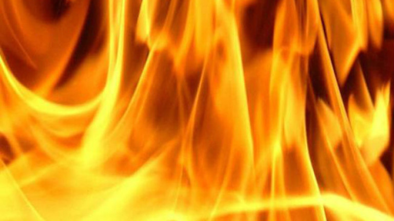 Пожар в сръбски търговски център, двама пожарникари пострадаха