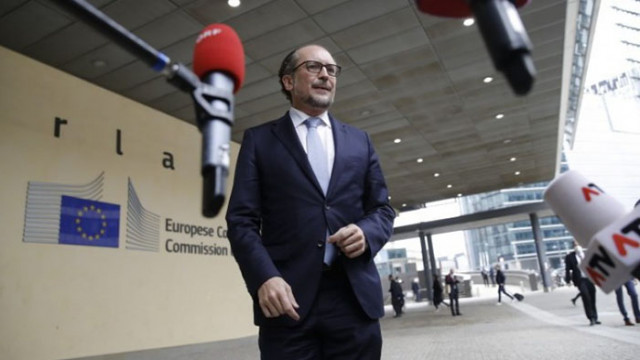 Австрийският канцлер Александер Шаленберг обяви че подава оставка по малко