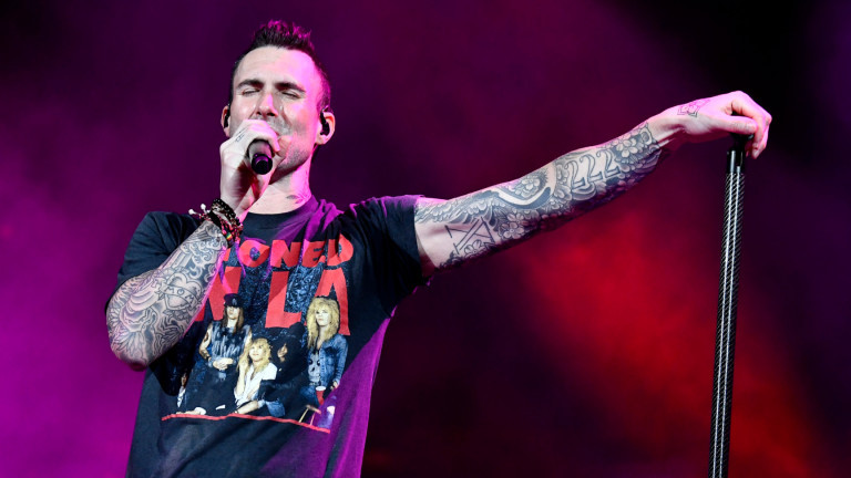 Адам Лавин си татуира лицето