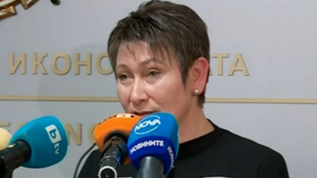Министърът на икономиката Даниела Везиева поиска оставките на тримата членове