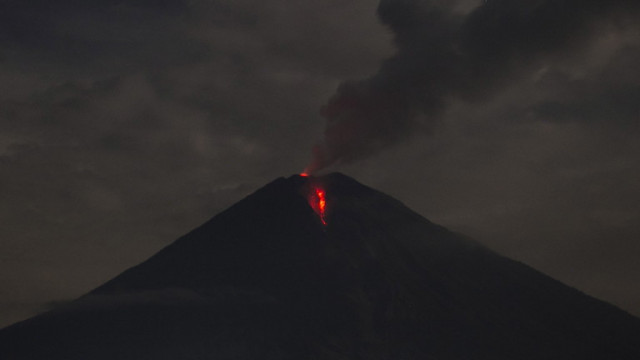 Вулканът Семеру на индонезийския остров Ява изригна за втори път