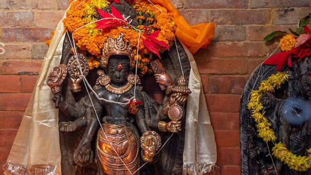 Вековна скулптура на две хиндуистки божества беше поставена обратно в