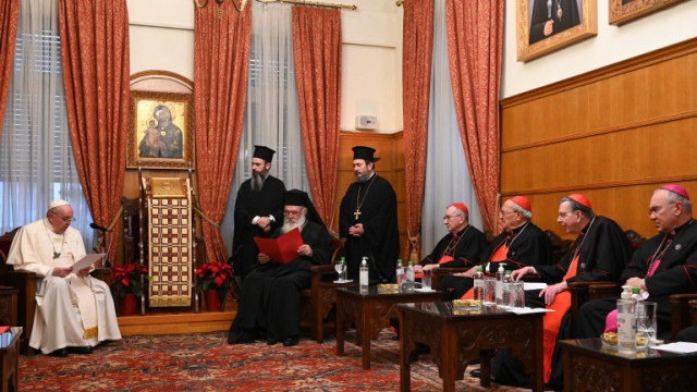 Възрастен гръцки православен свещеник изкрещя Папа ти си еретик докато
