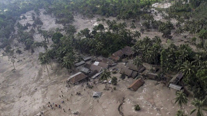 Най-малко 13 жертви след изригването на вулкан в Индонезия