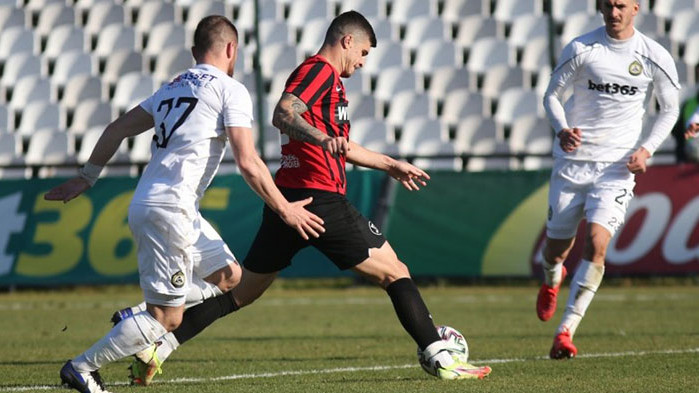 Равенство с Локомотив Пд спря Славия за топ 3