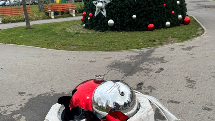 Младежи поломиха елхата в пловдивския район "Западен", играят футбол с украсата