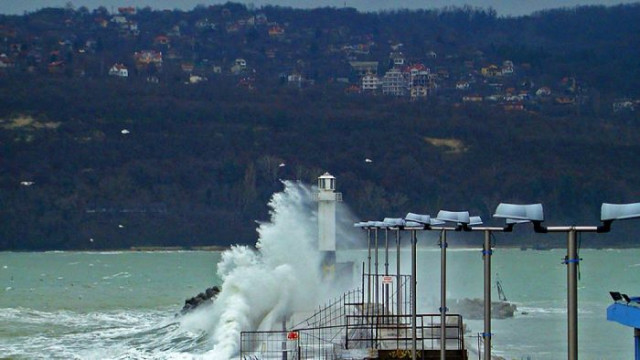 Жълт код за силен вятър в Североизточна България на Никулден