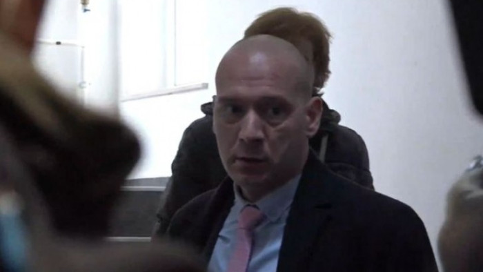 Докато нахлува с полиция и запечатва редакцията на в-к Труд“,