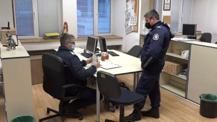 Преди минути в редакцията на в-к Труд“ пристигнаха още полицаи,