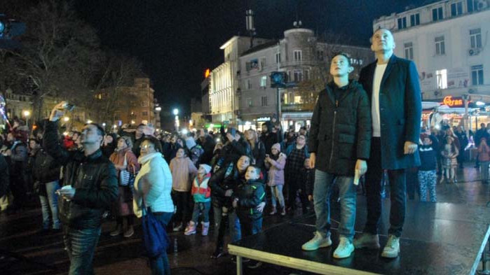 Градската елха във Варна грейна навръх Никулден