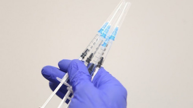 Съществуващите ваксини могат да предпазят заразените с Омикрон от тежките