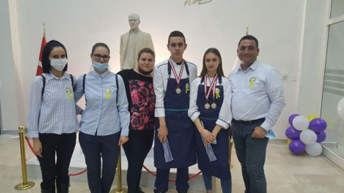 Варненски ученици грабнаха 3 златни медала на кулинарно състезание в Турция (СНИМКИ)
