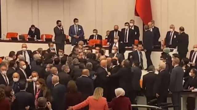 Дебатите за бюджета разгорещиха страстите в турския парламент Юмручен бой