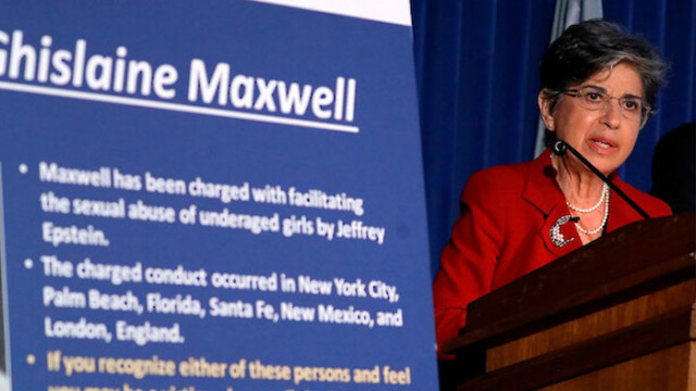 Трета жена обвини Гислейн Максуел партньорката на самоубилия се Джефри