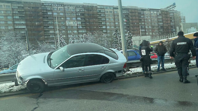 Лек автомобил БМВ създава затруднения на трафика на булевард Цариградско
