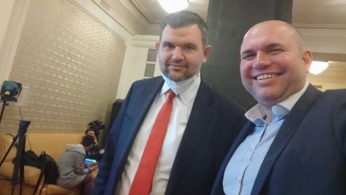 Депутат от ДБ си направи селфи с Пеевски в кулоарите на НС