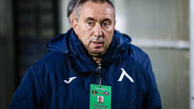 Треньорът на Левски Станимир Стоилов няма намерение да привлича български