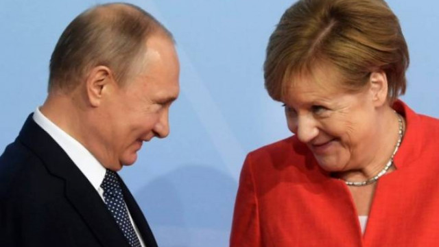 Руският президент Владимир Путин разговаря по телефона с Ангела Меркел