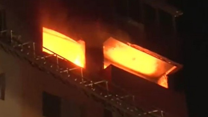 Пожар в блок в Благоевград, има блокирана жена с бебета