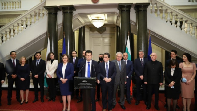 Кой кой е в кабинета Петков? Седем министри са пряко свързани с Радев