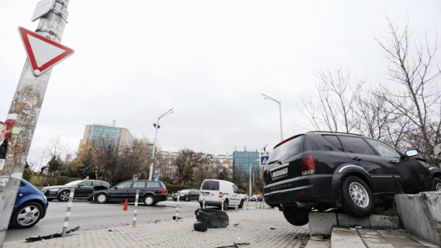 Жена помете с автомобила си електрически стълб в Мездра съобщи Btv