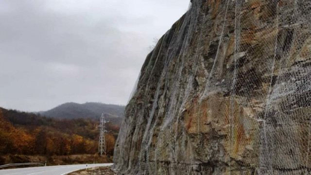 Срутване на скална маса затвори пътя София - Самоков