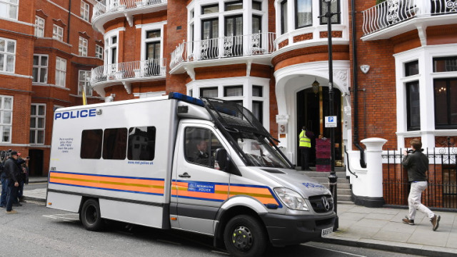 Въоръжен мъж беше застрелян от полицията в британската столица Лондон при
