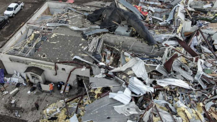 Мощно торнадо с десетки жертви в Кентъки, обявено е извънредно положение (СНИМКИ)