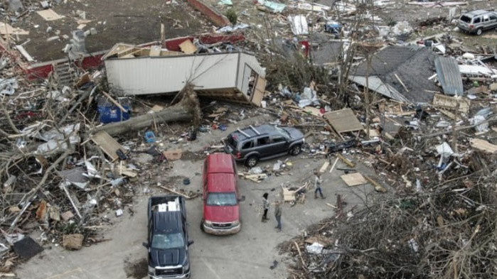 Мощно торнадо с десетки жертви в Кентъки, обявено е извънредно положение (СНИМКИ)