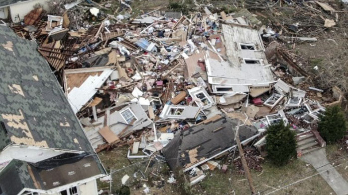 Мощно торнадо с десетки жертви в Кентъки, обявено е извънредно положение (СНИМКИ)