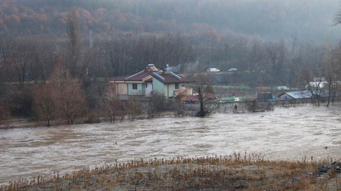 В едната има човек Две къщи, намиращи се между главен