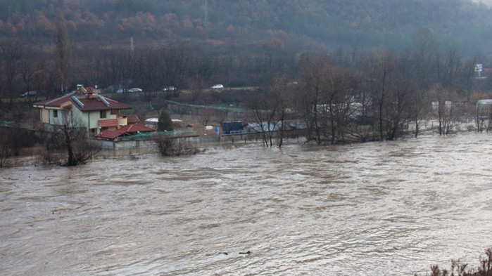 Прииждащи води предизвикаха бедствие в югозападна България. Къщи бяха залети