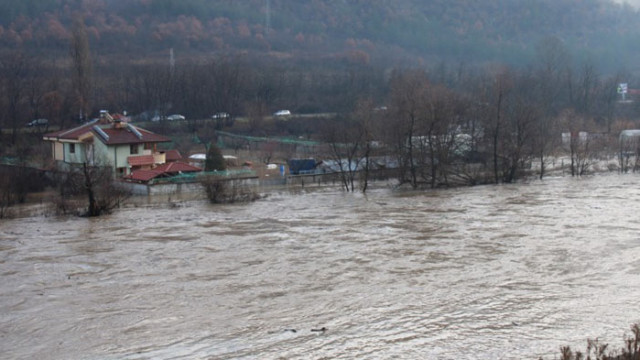 Прииждащи води предизвикаха бедствие в югозападна България Къщи бяха залети