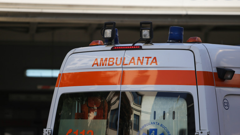 Трамвай блъсна линейка в София. Инцидентът е станал на кръстовището на