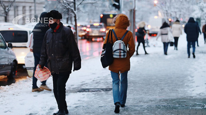 През следващото денонощие ще остане предимно облачно. На много места