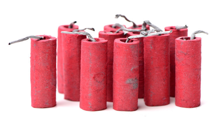 Съвети за любителите на пиротехника изпращат от община Ловеч. В