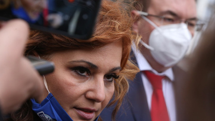 Сербезова вижда нужда от кампания за COVID ваксините и сред депутатите