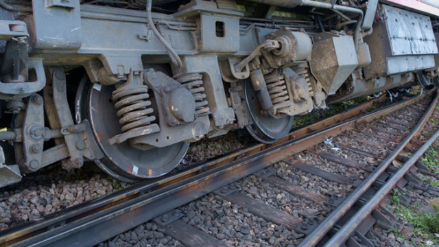 Влак дерайлира край Момчилград заради паднали скали
