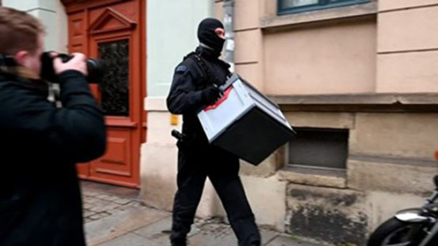Полицията в Германия извърши днес обиски на няколко места в