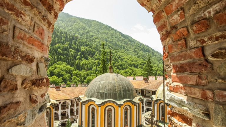 Рилският манастир набира дарения за работилница за реставрация на старопечатни
