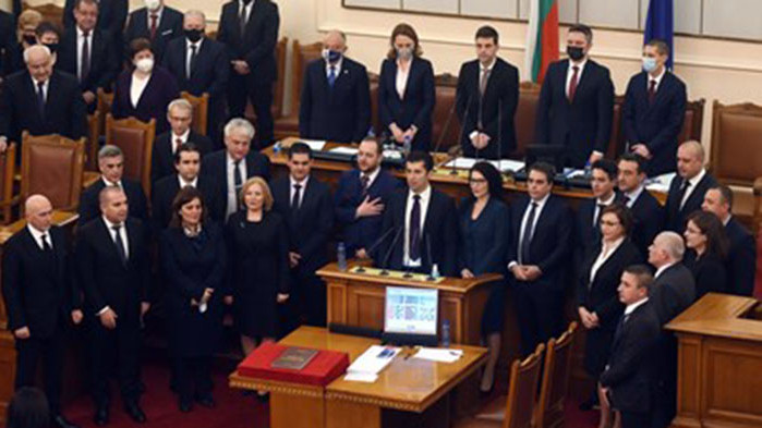 Ще допълва парите на над 300 хил. души, за да