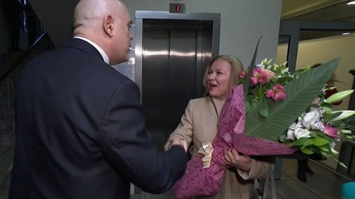 Иван Гешев посрещна новата правосъдна министърка с огромен букет