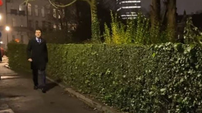 Предозиране: Пуснаха видео как Кирил Петков ходи 200 метра в тъмното