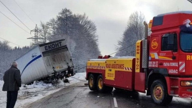 Камион на куриерска фирма се обърна по пътя за Банско