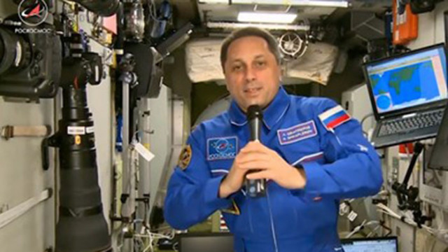 Руските космонавти Антон Шкаплеров и Пьотр Дубров които се намират