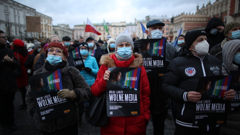"Свободни хора, свободни медии": в Полша протестират срещу закона за медиите