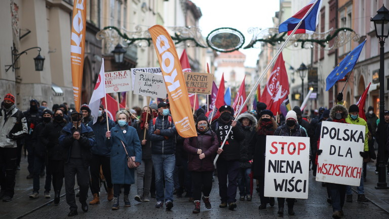 "Свободни хора, свободни медии": в Полша протестират срещу закона за медиите