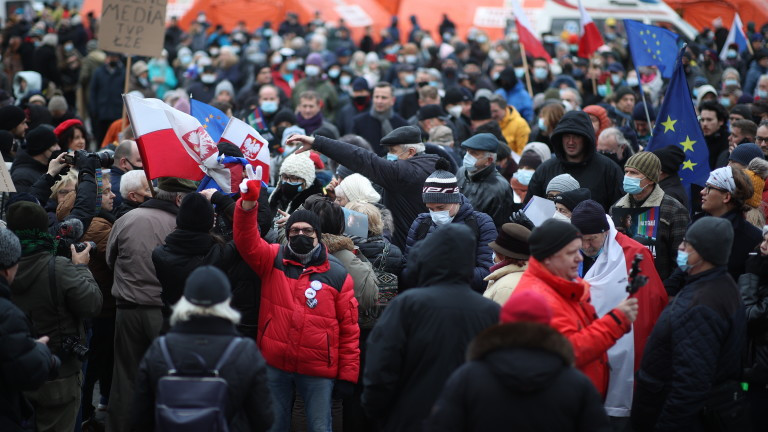"Свободни хора, свободни медии": в Полша протестират срещу закона за медиите