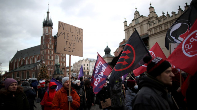 Протестиращи които се събраха в няколко града днес призоваха полския